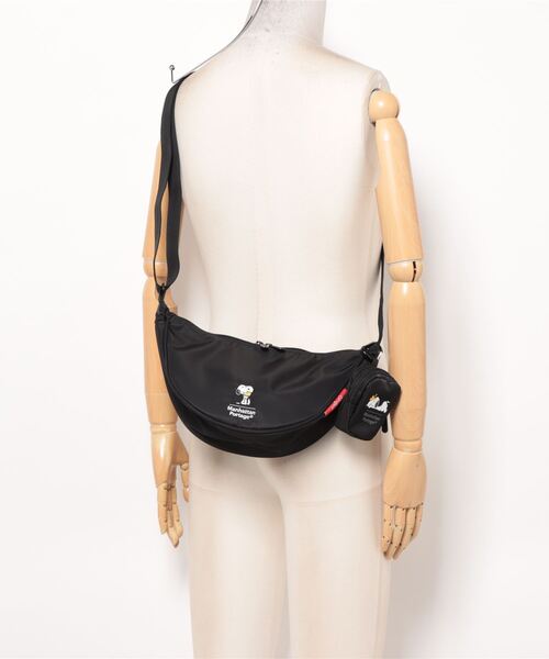 Manhattan Portage（マンハッタンポーテージ）の「Bronck Crescent Bag PEANUTS FW2024（ショルダーバッグ・レディース・ブラック・X-SMALL）」の18枚目の写真