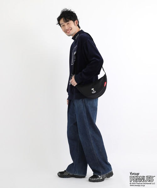 Manhattan Portage（マンハッタンポーテージ）の「Bronck Crescent Bag PEANUTS FW2024（ショルダーバッグ・レディース・ブラック・X-SMALL）」の3枚目の写真
