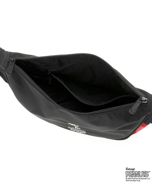 Manhattan Portage（マンハッタンポーテージ）の「Bronck Crescent Bag PEANUTS FW2024（ショルダーバッグ・レディース・ブラック・X-SMALL）」の10枚目の写真