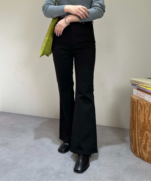 1chaku.(イッチャク)の「フレアデニムパンツ(デニムパンツ・レディース・ブラック・XS/XL/S/M/L)」の1枚目の写真
