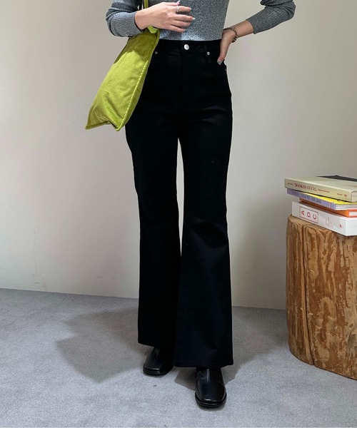 1chaku.(イッチャク)の「フレアデニムパンツ(デニムパンツ・レディース・ブラック・XS/XL/S/M/L)」の2枚目の写真