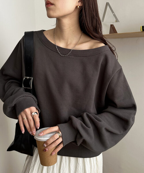 DISCOAT（ディスコート）の「【華奢見え】オフショルスウェット《新色追加/WEB限定》（Tシャツ/カットソー・レディース・チャコールグレー/グレー/オフホワイト/ブラック/ブラウン/ホワイト・MEDIUM）」の7枚目の写真