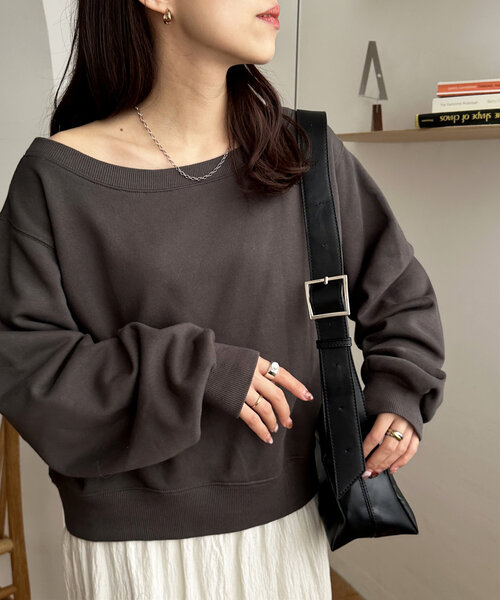DISCOAT（ディスコート）の「【華奢見え】オフショルスウェット《新色追加/WEB限定》（Tシャツ/カットソー・レディース・チャコールグレー/グレー/オフホワイト/ブラック/ブラウン/ホワイト・MEDIUM）」の8枚目の写真