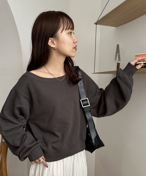 DISCOAT（ディスコート）の「【華奢見え】オフショルスウェット《新色追加/WEB限定》（Tシャツ/カットソー・レディース・チャコールグレー/グレー/オフホワイト/ブラック/ブラウン/ホワイト・MEDIUM）」の9枚目の写真