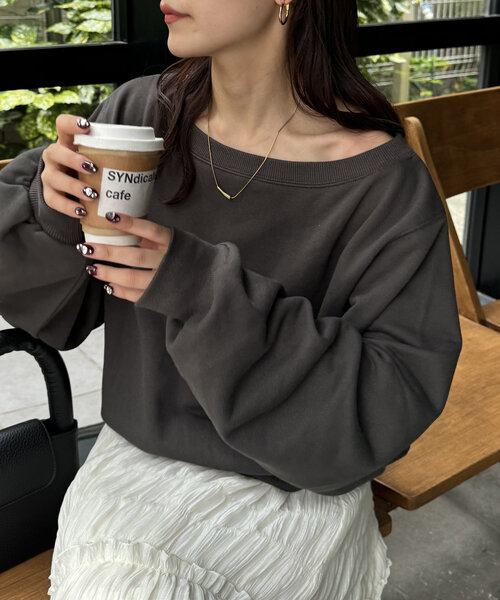 DISCOAT（ディスコート）の「【華奢見え】オフショルスウェット《新色追加/WEB限定》（Tシャツ/カットソー・レディース・チャコールグレー/グレー/オフホワイト/ブラック/ブラウン/ホワイト・MEDIUM）」の11枚目の写真