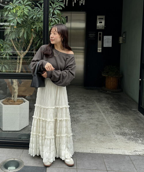 DISCOAT（ディスコート）の「【華奢見え】オフショルスウェット《新色追加/WEB限定》（Tシャツ/カットソー・レディース・チャコールグレー/グレー/オフホワイト/ブラック/ブラウン/ホワイト・MEDIUM）」の14枚目の写真