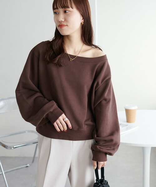 DISCOAT（ディスコート）の「【華奢見え】オフショルスウェット《新色追加/WEB限定》（Tシャツ/カットソー・レディース・チャコールグレー/グレー/オフホワイト/ブラック/ブラウン/ホワイト・MEDIUM）」の16枚目の写真