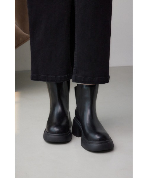 AZUL by moussy(アズールバイマウジー)の「ボリュームソールショートブーツ(ブーツ・レディース・ブラック・SMALL/MEDIUM/LARGE)」の2枚目の写真
