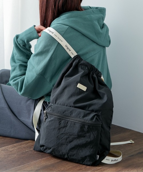 Ungrid(アングリッド)の「【Ungrid/アングリッド】 ソフトナイロン ロゴテープナップザック(バックパック/リュック・レディース・ブラック/アイボリー/グレイッシュベージュ/ブルーグレー/ミント/ブラック×ホワイト/ホワイト×ブラック・FREE)」の4枚目の写真