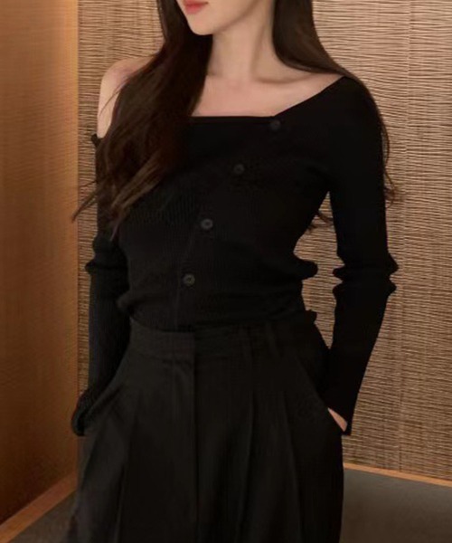 GLAMOROUS JANE(グラマラスジェーン)の「ワンショルボタンスリットリブニット(ニット/セーター・レディース・ブラック/ブラウン・FREE)」の2枚目の写真