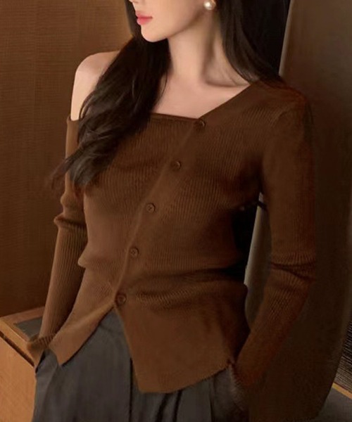 GLAMOROUS JANE(グラマラスジェーン)の「ワンショルボタンスリットリブニット(ニット/セーター・レディース・ブラック/ブラウン・FREE)」の5枚目の写真
