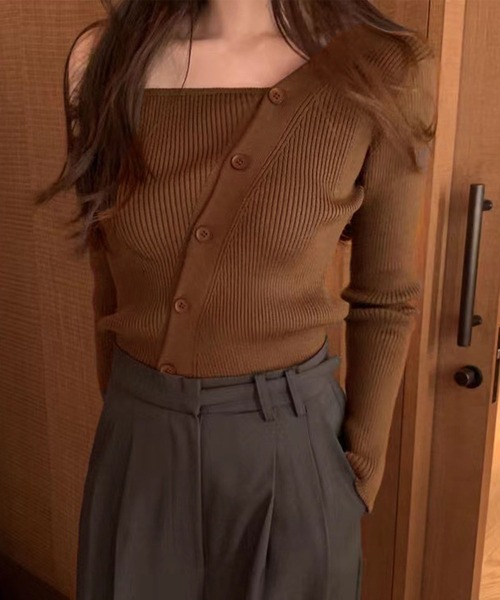 GLAMOROUS JANE(グラマラスジェーン)の「ワンショルボタンスリットリブニット(ニット/セーター・レディース・ブラック/ブラウン・FREE)」の4枚目の写真