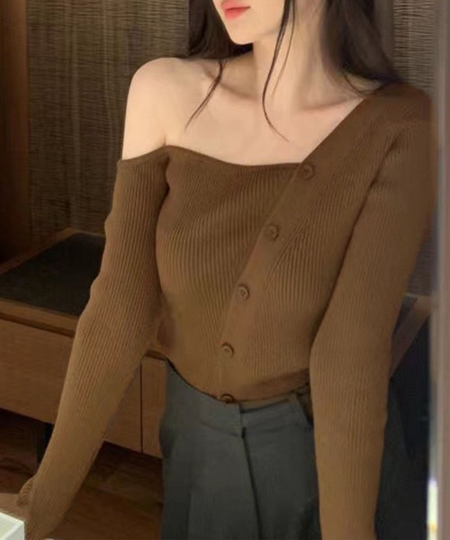 GLAMOROUS JANE(グラマラスジェーン)の「ワンショルボタンスリットリブニット(ニット/セーター・レディース・ブラック/ブラウン・FREE)」の3枚目の写真
