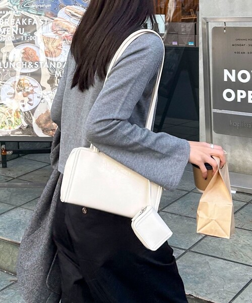 fredy emue（フレディエミュ）の「【haruセレクト】ロングハンドルポーチ付ボストンバッグ（ボストンバッグ・レディース・ブラック/グレイッシュブルー/アイボリー/ブラウン・FREE）」の2枚目の写真