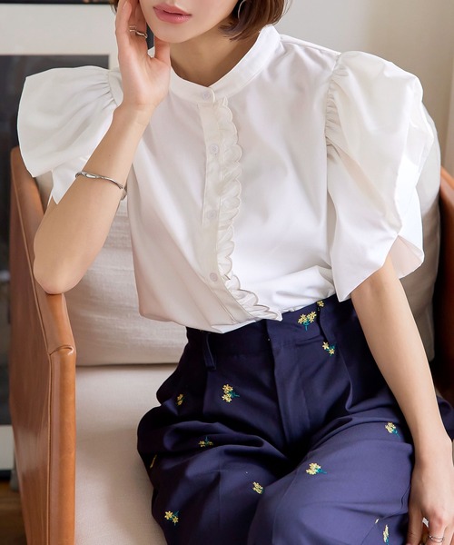 KOBE LETTUCE(コウベレタス)の「スカラップデザインボリュームスリーブブラウス(シャツ/ブラウス・レディース・オフホワイト/サックスブルー/ブラック・M)」の1枚目の写真