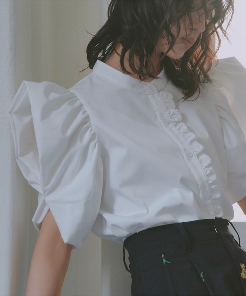 KOBE LETTUCE(コウベレタス)の「スカラップデザインボリュームスリーブブラウス(シャツ/ブラウス・レディース・オフホワイト/サックスブルー/ブラック・M)」の5枚目の写真