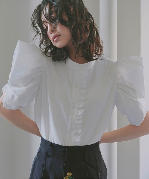 KOBE LETTUCE(コウベレタス)の「スカラップデザインボリュームスリーブブラウス(シャツ/ブラウス・レディース・オフホワイト/サックスブルー/ブラック・M)」の15枚目の写真