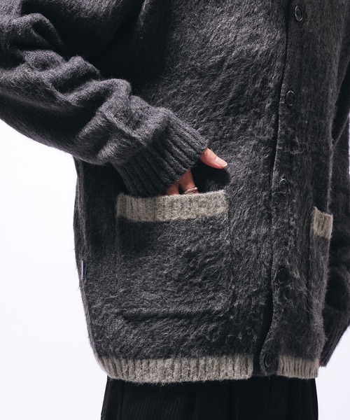 Adoon plain（アドーンプレーン）の「SHAGGY COLOR LINE DOUBLE POCKET CARDIGAN / シャギー配色ラインカーディガン（カーディガン/ボレロ・メンズ・ブルー/チャコール・LARGE/MEDIUM）」の3枚目の写真
