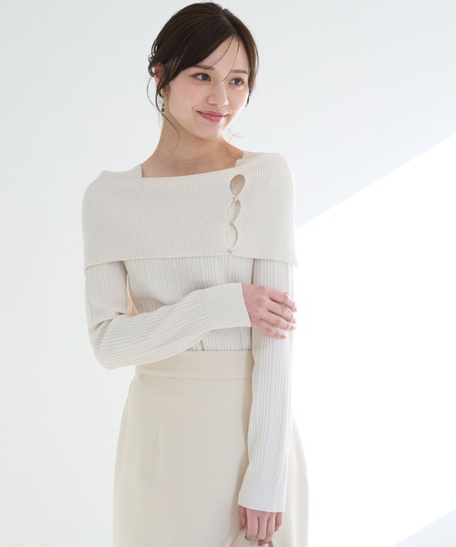 Andemiu(アンデミュウ)の「リブボタンオフショルニット324427(ニット/セーター・レディース・ホワイト/ブラック/グレー/ライトイエロー・FREE)」の2枚目の写真