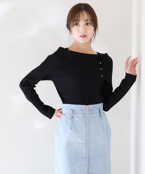 Andemiu(アンデミュウ)の「リブボタンオフショルニット324427(ニット/セーター・レディース・ホワイト/ブラック/グレー/ライトイエロー・FREE)」の1枚目の写真