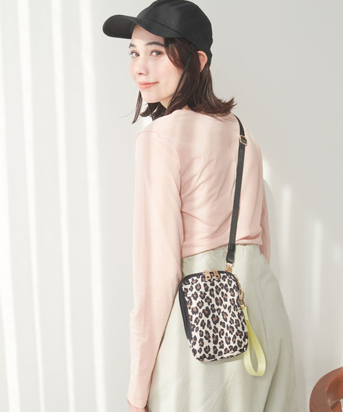 cross marche（クロスマルシェ）の「【TRIP.INN】6ポケットふかふかスマホマルチショルダーバッグ（ショルダーバッグ・レディース・ベージュ/ブラック/グレー/その他2/その他1/レオパード・FREE）」の12枚目の写真