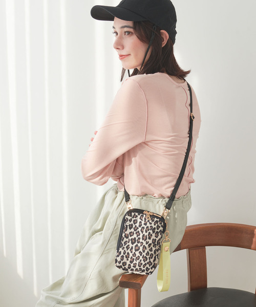 cross marche（クロスマルシェ）の「【TRIP.INN】6ポケットふかふかスマホマルチショルダーバッグ（ショルダーバッグ・レディース・ベージュ/ブラック/グレー/その他2/その他1/レオパード・FREE）」の19枚目の写真