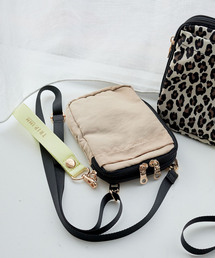 cross marche（クロスマルシェ）の「【TRIP.INN】6ポケットふかふかスマホマルチショルダーバッグ（ショルダーバッグ・レディース）」