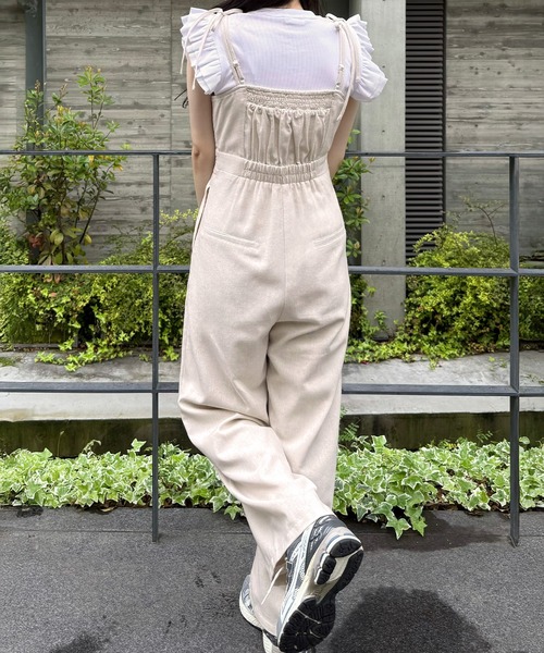 JUNOAH（ジュノア）の「リネン混ショルダーリボンデザインオールインワン（つなぎ/オールインワン・レディース・アイボリー/チャコール/ブラック・LARGE/MEDIUM/SMALL）」の4枚目の写真