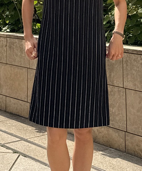 JENNE(ジェンヌ)の「ピンストライプワンピース(ワンピース・レディース・ブラック/ホワイト・SMALL/MEDIUM/LARGE)」の5枚目の写真