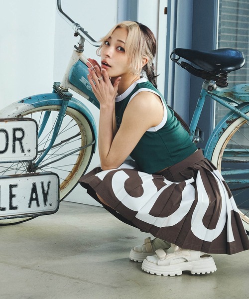 DURAS（デュラス）の「雑誌掲載｜ロゴプリントプリーツスカート（スカート・レディース・ブルー/ブラウン/グリーン・SMALL/MEDIUM）」の11枚目の写真