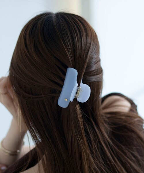 NOLLEY’S（ノーリーズ）の「【WEB STAFF守屋☆別注アイテム】カラークリップ（バレッタ/ヘアクリップ・レディース・ネイビー/サックスブルー/オフホワイト・FREE）」の3枚目の写真