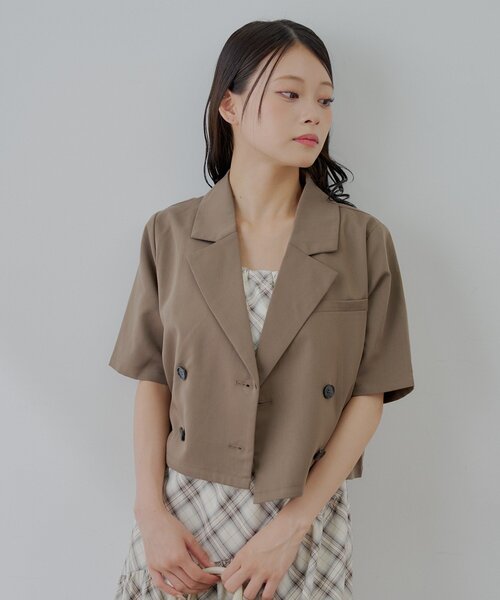 【新品タグ付き】大人カジュアル◇半袖ダブルジャケット（ブラウン／ベージュ） Chico（チコ）の「半袖ダブルジャケット（シャツ/ブラウス）」 - WEAR