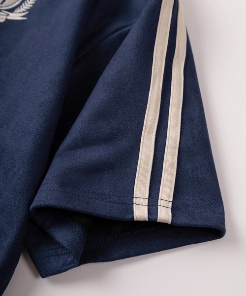 SlashDate（スラッシュデイト）の「【85】カットスウェード サイドライン 刺繍ロゴ ハーフジップ ゲームシャツ オーバーサイズ（Tシャツ/カットソー・メンズ・チャコールグレー/アイボリー/ネイビー・M/L）」の8枚目の写真