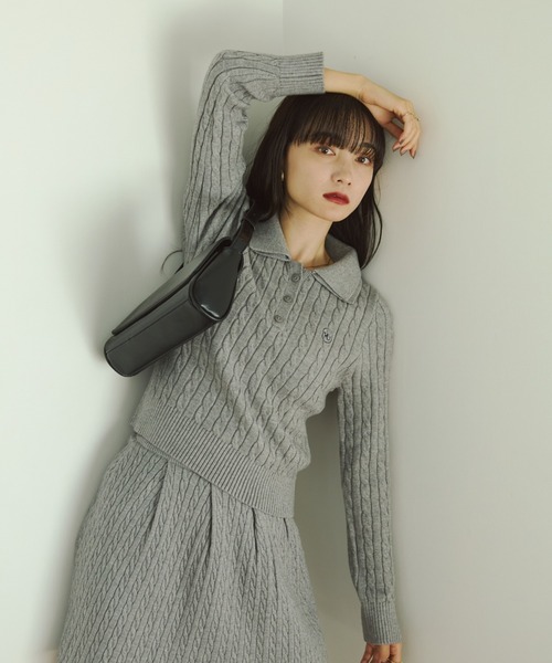 VANNIE U(ヴァニーユー)の「ダブルカラーミニケーブルオーバルロゴニット/セットアップ着用可能(ニット/セーター・レディース・アイボリー/グレー/ネイビー・FREE)」の5枚目の写真