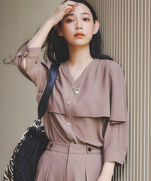 INDIVI（インディヴィ）の「【羽織りとしても活躍！】ケープカラーブラウス（シャツ/ブラウス・レディース・ホワイト/ブラウン系/ブラック/ダークグレー・38/34/19/15 /13/05/03）」の4枚目の写真