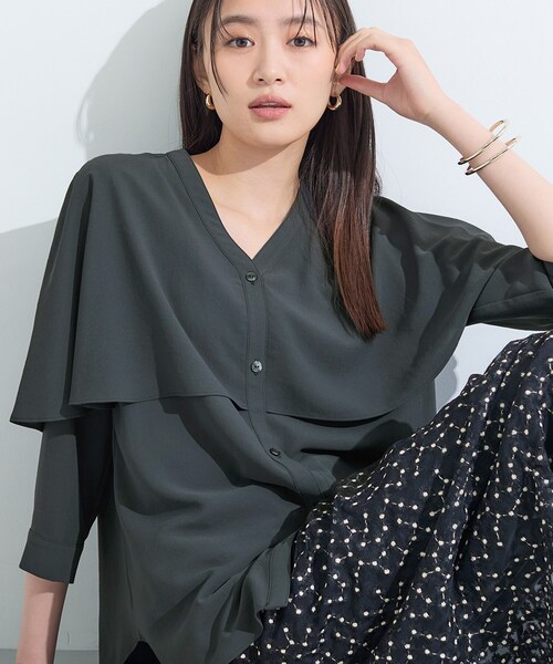 INDIVI（インディヴィ）の「【羽織りとしても活躍！】ケープカラーブラウス（シャツ/ブラウス・レディース・ホワイト/ブラウン系/ブラック/ダークグレー・38/34/19/15 /13/05/03）」の3枚目の写真