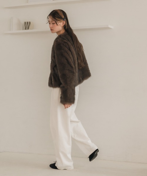 HEILIS（ヘイリス）の「ノーカラーフェイクファージャケット/ブラウン ベージュ ショートファー ボリューム ショートコート ショート丈 クロップド アウター ブルゾン 韓国 ガーリー カジュアル シンプル 秋服 秋コーデ 秋冬 冬服 冬アウター（ノーカラージャケット・レディース・ブラウン/アイボリー・FREE）」の10枚目の写真
