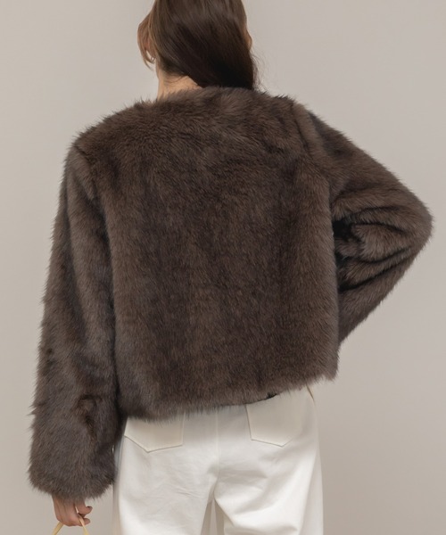 HEILIS（ヘイリス）の「ノーカラーフェイクファージャケット/ブラウン ベージュ ショートファー ボリューム ショートコート ショート丈 クロップド アウター ブルゾン 韓国 ガーリー カジュアル シンプル 秋服 秋コーデ 秋冬 冬服 冬アウター（ノーカラージャケット・レディース・ブラウン/アイボリー・FREE）」の14枚目の写真