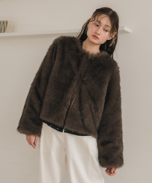 HEILIS（ヘイリス）の「ノーカラーフェイクファージャケット/ブラウン ベージュ ショートファー ボリューム ショートコート ショート丈 クロップド アウター ブルゾン 韓国 ガーリー カジュアル シンプル 秋服 秋コーデ 秋冬 冬服 冬アウター（ノーカラージャケット・レディース・ブラウン/アイボリー・FREE）」の5枚目の写真