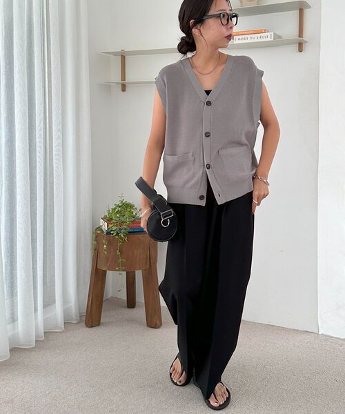 DISCOAT（ディスコート）の「【ユニセックス】Vネック片畦ニットジレ（ベスト・レディース・ブラウン/グレー/ブラック・FREE）」の4枚目の写真