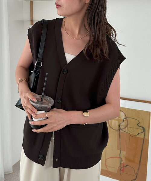 DISCOAT（ディスコート）の「【ユニセックス】Vネック片畦ニットジレ（ベスト・レディース・ブラウン/グレー/ブラック・FREE）」の10枚目の写真