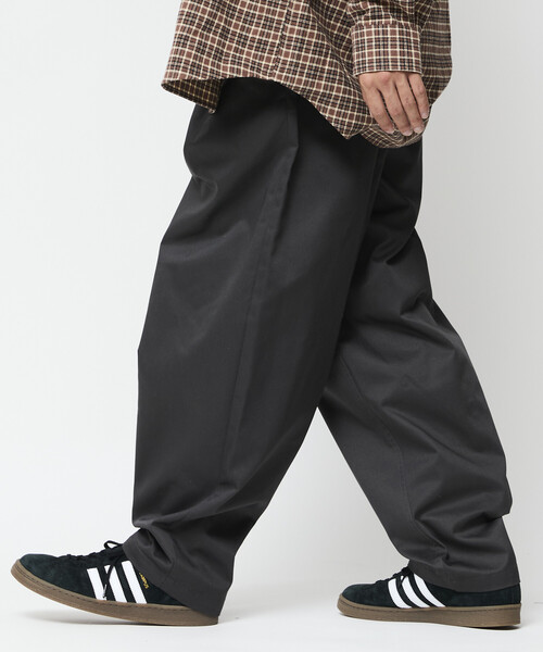 限定展開 ワイドシルエット ツイル タックテーパード パンツ