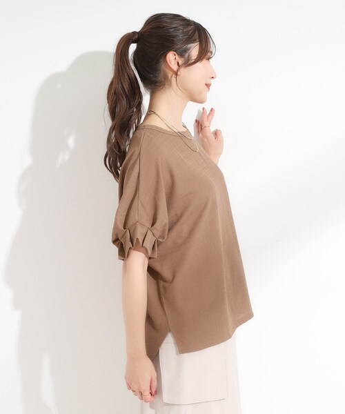 SHOO・LA・RUE（シューラルー）の「【洗える】お袖のタックがアクセント インせず着られる さらさらドルマントップス（Tシャツ/カットソー・レディース・グリーン系/ボルドー/ブラック/ブラウン系・02/03/04/01）」の6枚目の写真