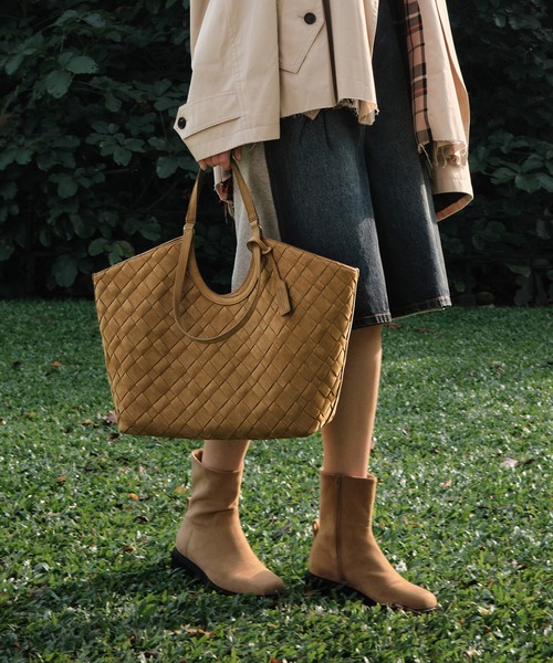 CHARLES & KEITH(チャールズ & キース)の「Ivette イヴェット スエードウーブントートバッグ(トートバッグ・レディース・サンドベージュ・L)」の1枚目の写真