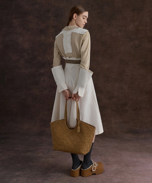 CHARLES & KEITH(チャールズ & キース)の「Ivette イヴェット スエードウーブントートバッグ(トートバッグ・レディース・サンドベージュ・L)」の4枚目の写真