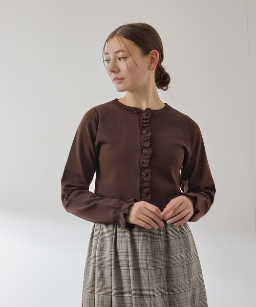 QUEENS COURT（クイーンズコート）の「スポンディッシュニットフリルカーディガン≪手洗い可能≫（カーディガン/ボレロ・レディース・ブラック/アイボリー/ダークグレー/ピンク/ブラウン・M）」の4枚目の写真