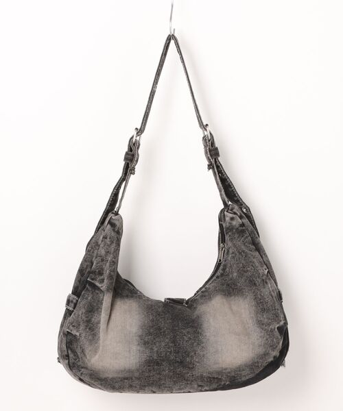 SPINNS（スピンズ）の「大容量クラッシュデニムショルダーバッグ/スタッズデザイン/2WAY対応（ショルダー・ハンド）（ショルダーバッグ・メンズ・ブラック・ONESIZE）」の2枚目の写真