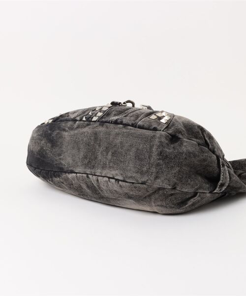 SPINNS（スピンズ）の「大容量クラッシュデニムショルダーバッグ/スタッズデザイン/2WAY対応（ショルダー・ハンド）（ショルダーバッグ・メンズ・ブラック・ONESIZE）」の3枚目の写真