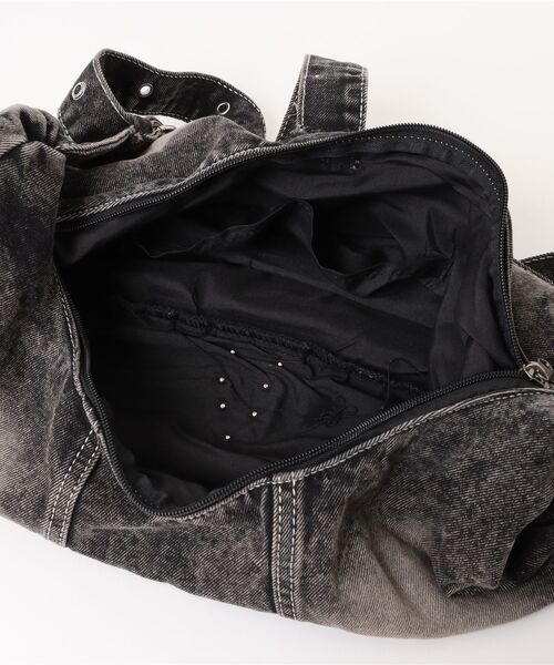 SPINNS（スピンズ）の「大容量クラッシュデニムショルダーバッグ/スタッズデザイン/2WAY対応（ショルダー・ハンド）（ショルダーバッグ・メンズ・ブラック・ONESIZE）」の4枚目の写真