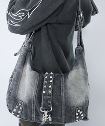 SPINNS | 大容量クラッシュデニムショルダーバッグ/スタッズデザイン/2WAY対応（ショルダー・ハンド）(ショルダーバッグ)